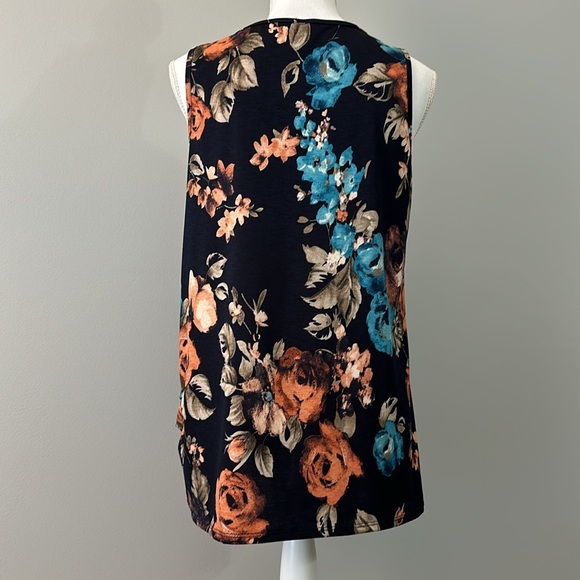 Dressy Sleeveless Blouse With Floral Design - Picture 2 of 3
